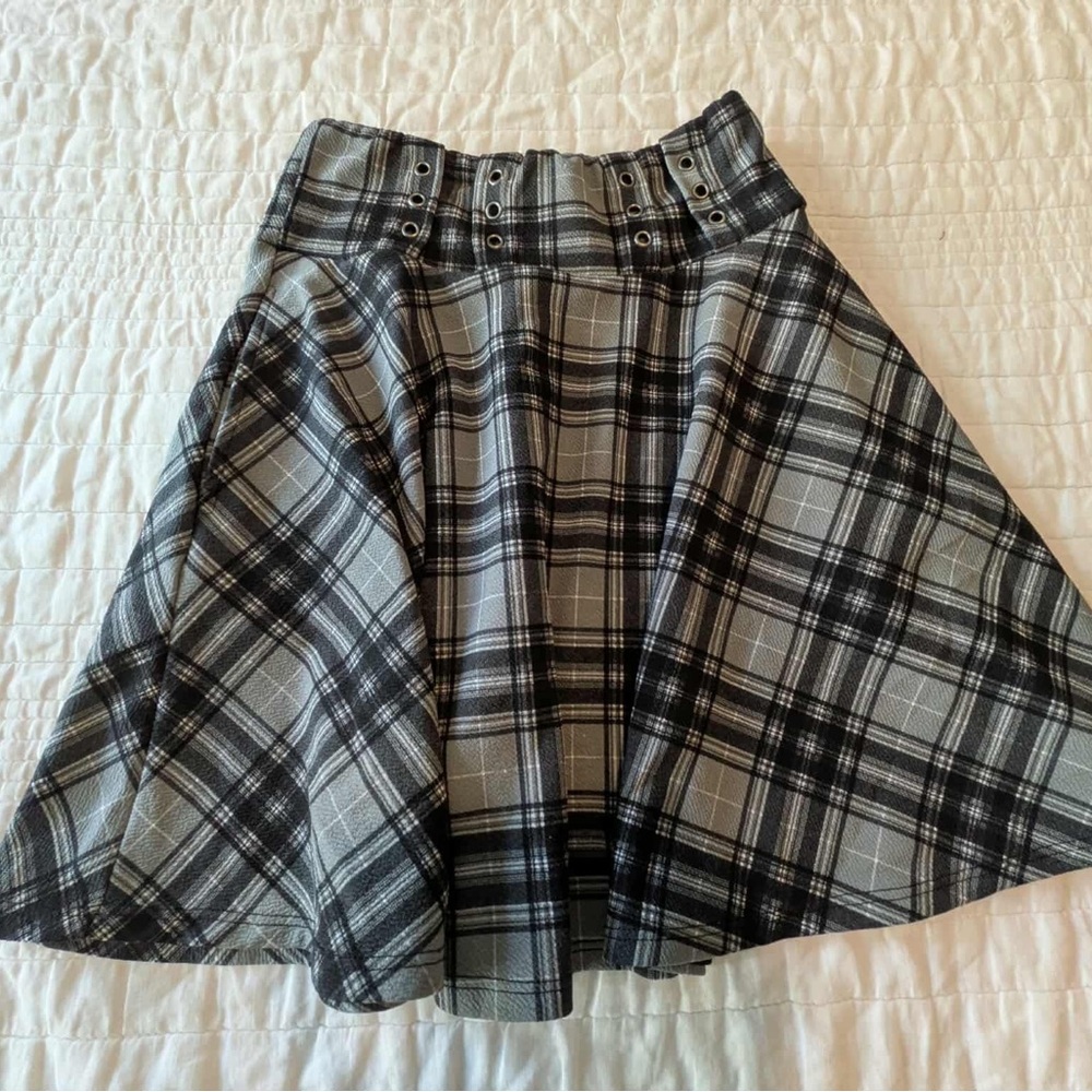Elegant Checkered Midi Skirt in Black and Gray